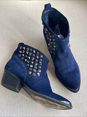 CHINESE LAUNDRY | I Spy Studded Suede Western Booties | Navy Blue | 8.5